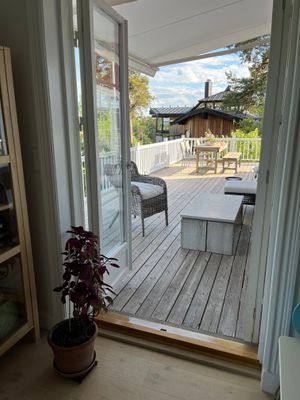 Hyr denna stuga i Saltsjöbaden på 250 m². 5 sängplatser. 30 000 - 40 000 kr per vecka. Se bilder och tillgänglighet här.
