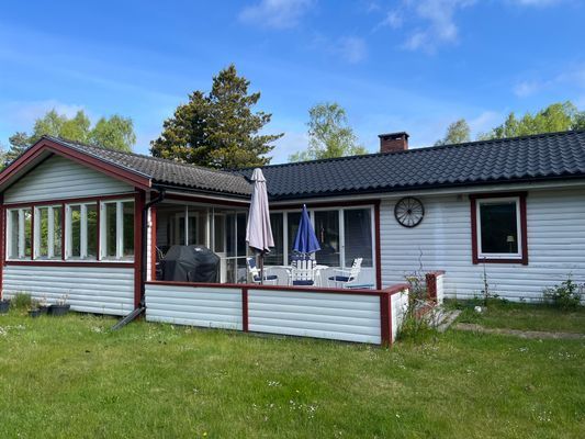 Hyr denna stuga i Båstad på 99 m². 7 sängplatser. 10 000 - 17 000 kr per vecka. Se bilder och tillgänglighet här.