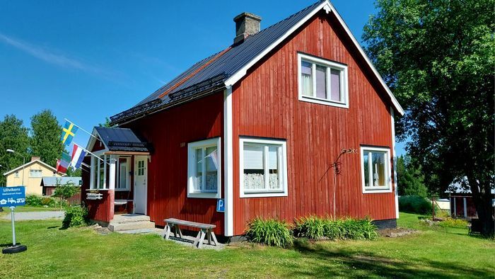 Hyr denna stuga i Strömsund på 75 m². 6 sängplatser. 6 000 - 6 500 kr per vecka. Se bilder och tillgänglighet här.