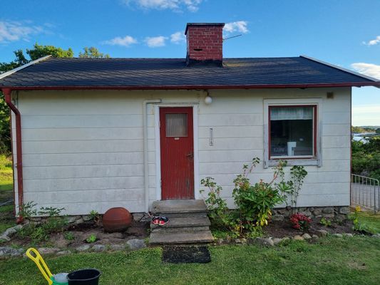 Hyr denna stuga i Strömstad på 44 m². 4-6 sängplatser. 5 000 - 12 500 kr per vecka. Se bilder och tillgänglighet här.