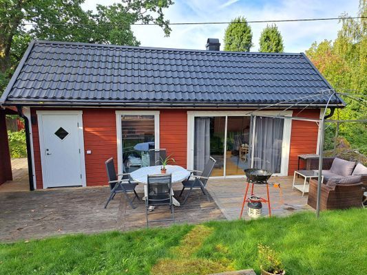 Hyr denna stuga i  på 60 m². 6 sängplatser. Från 5 300 kr per vecka. Se bilder och tillgänglighet här.