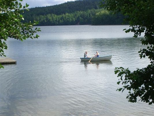 Hus vid sjö nära Varberg och Ullared