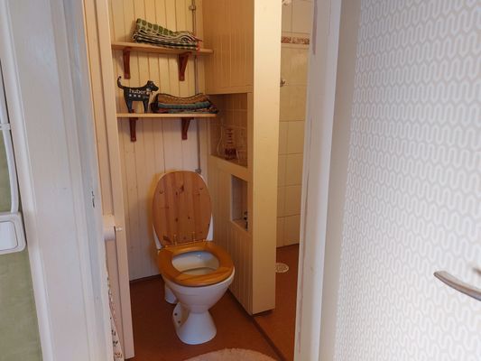Hyr denna stuga i  på 45 m². 2-3 sängplatser. Från 4 800 kr per vecka. Se bilder och tillgänglighet här.