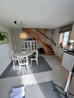 Hyr denna stuga i  på 50 m². 4 sängplatser. 6 000 - 7 000 kr per vecka. Se bilder och tillgänglighet här.