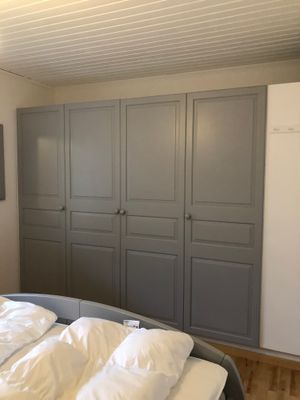 Hel garderobsvägg i sovrum 1