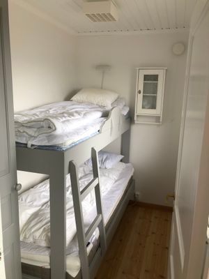 Sovrum 3 med fönster mot Åresjön och Renfjället