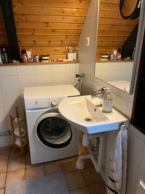 Tvättmaskin på toaletten,tvättmedel ingår.