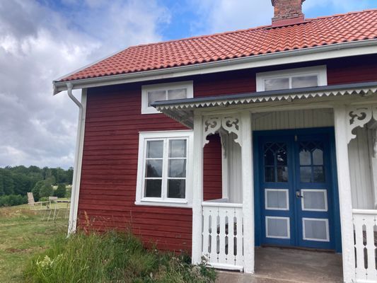 Hyr denna stuga i  på 49 m². 2-5 sängplatser. 2 700 - 3 000 kr per vecka. Se bilder och tillgänglighet här.