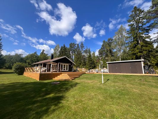 Hyr denna stuga i Utveda på 65 m². 8 sängplatser. Från 18 000 kr per vecka. Se bilder och tillgänglighet här.