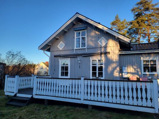 Hyr denna stuga i Lennartsfors på 92 m². 4 sängplatser. Från 7 000 kr per vecka. Se bilder och tillgänglighet här.