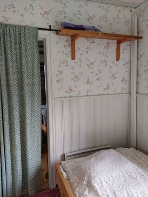 Hylla o krokar vid fotändan.