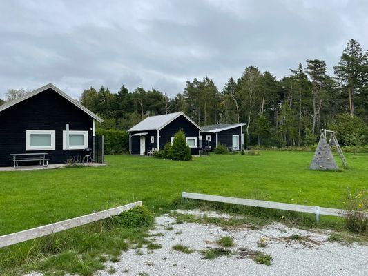 Placering stugor, (picknickbord vid samtliga)