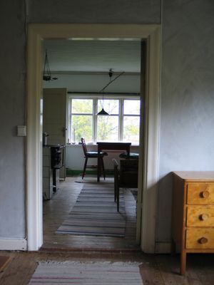 Från lilla rummet mot köket