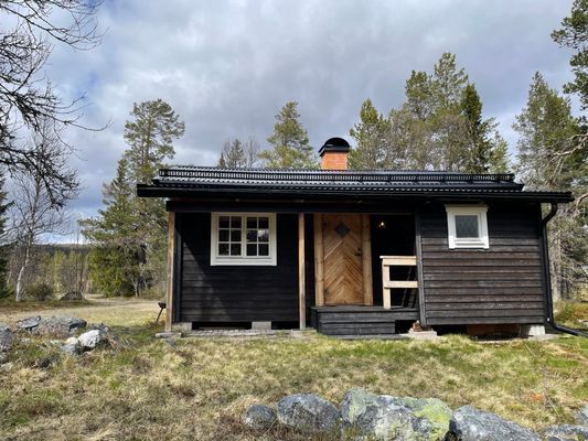 Genuin fjällstuga med kvällssolsläge