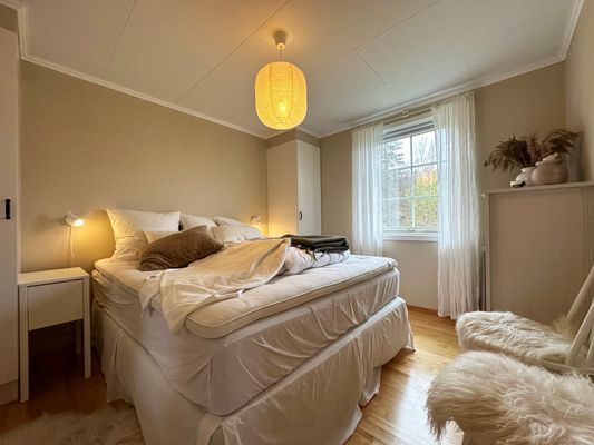 Hyr denna stuga i Västra Götaland på 120 m². 9 sängplatser. Från 11 265 kr per vecka. Se bilder och tillgänglighet här.