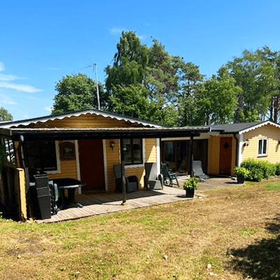 Hyr denna stuga i Ystad på 70 m². 5-7 sängplatser. 5 000 - 6 500 kr per vecka. Se bilder och tillgänglighet här.