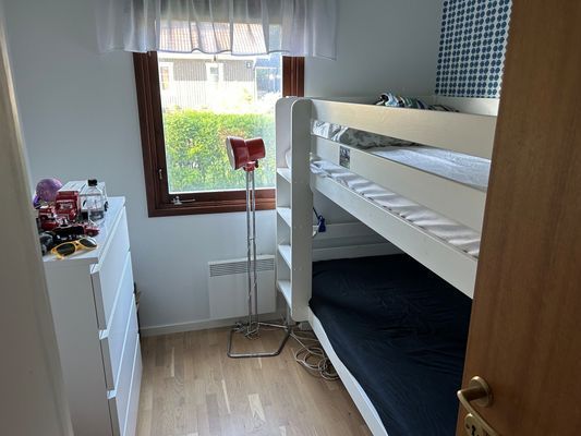Bild 4 på Fin väl planerad stuga med egen stor trädgård.