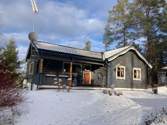 Hyr denna stuga i Malmköping på 58 m². 5-6 sängplatser. Från 5 400 kr per vecka. Se bilder och tillgänglighet här.