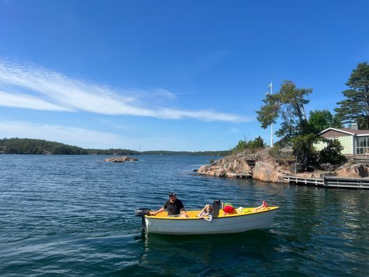 En liten båt med motor och åror ingår i hyran