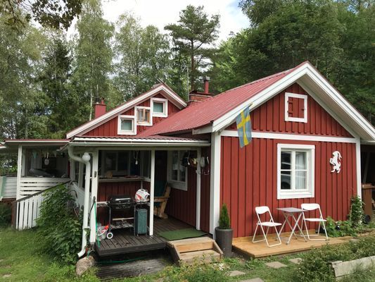 Hyr denna stuga i Hudiksvall på 80 m². 9-10 sängplatser. Från 8 400 kr per vecka. Se bilder och tillgänglighet här.
