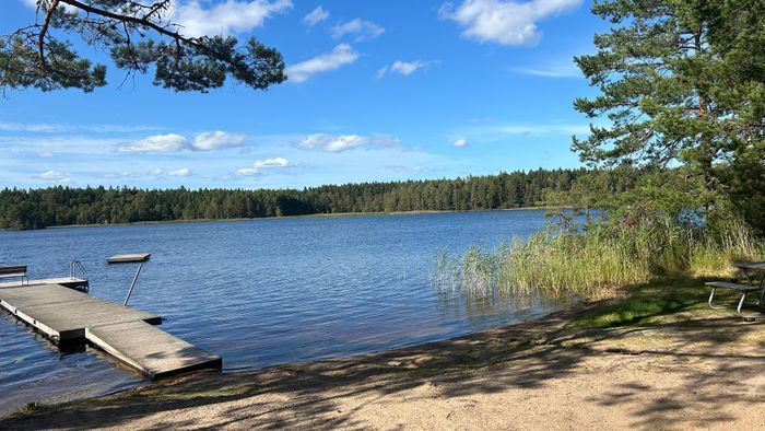 Hyr denna stuga i  på 50 m². 2-4 sängplatser. 6 500 - 8 500 kr per vecka. Se bilder och tillgänglighet här.