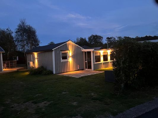 Stuga med plats för 2familjer i skummeslövstrand