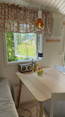 Hyr denna stuga i  på 15 m². 3 sängplatser. Från 13 600 kr per vecka. Se bilder och tillgänglighet här.