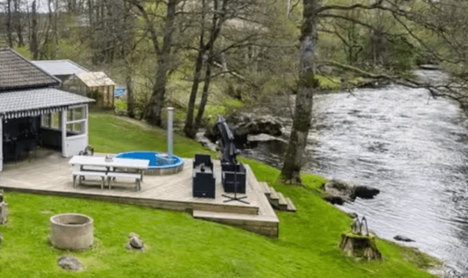 Bild 3 på Enkelt boende med badmöjligheter i Tidan River