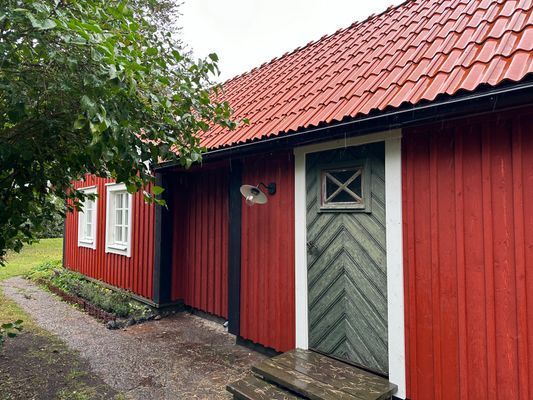 Entré från södersida in i hall invid badrum