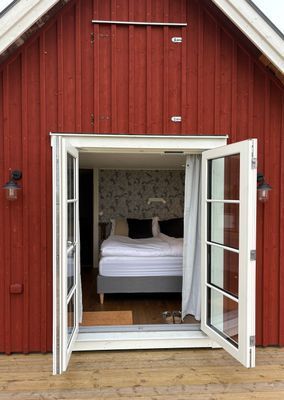 Bild in i sovrum från husets altan