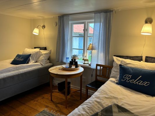 Sovrum med två enkelsängar (90cm)