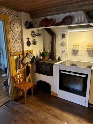 Del i kök (den gamla vedspisen är ej provtryckt och används ej)
