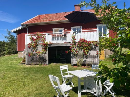 Hyr denna stuga i Höggeröd på 114 m². 6 sängplatser. 9 500 - 10 500 kr per vecka. Se bilder och tillgänglighet här.