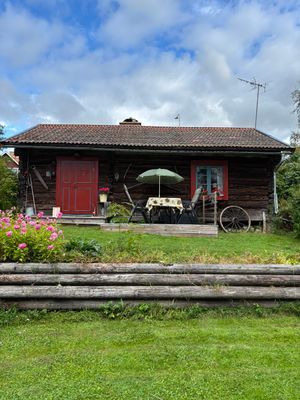 Mysig timmerstuga nära Romme Alpin