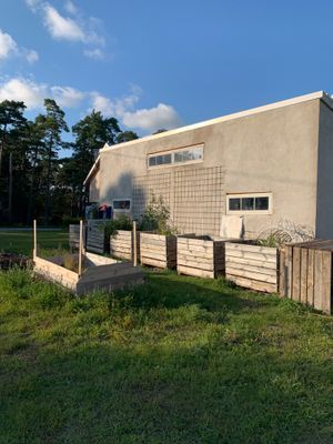 Hyr denna stuga i Burgsvik på 100 m². 1-2 sängplatser. 9 500 - 11 000 kr per vecka. Se bilder och tillgänglighet här.
