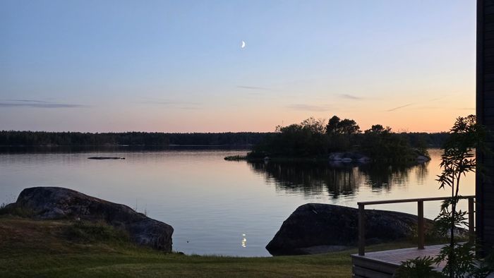 Modern stuga med egen sandstrand och lugnt läge - Bild 25