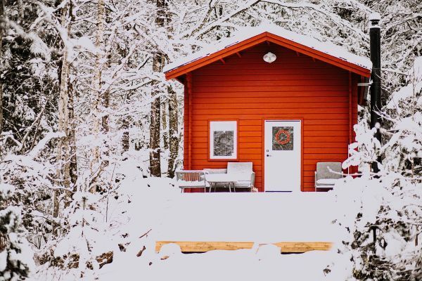Hyr denna stuga i  på 34 m². 2-4 sängplatser. 4 900 - 5 700 kr per vecka. Se bilder och tillgänglighet här.