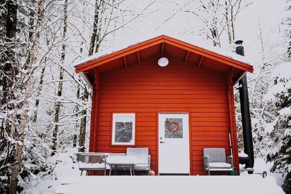 Charmigt rött svenskt hus i skogen - Bild 12