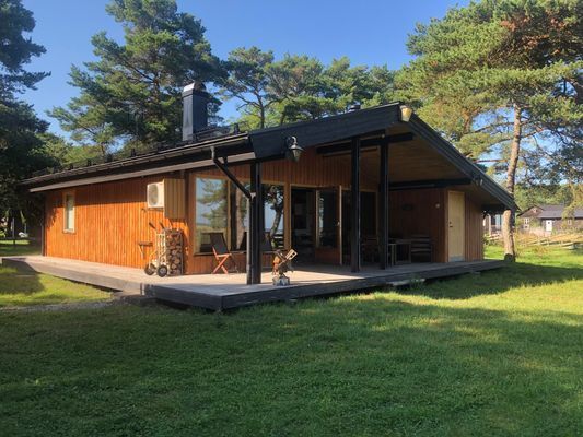 Stuga med fri havsutsikt och nära till badstrand