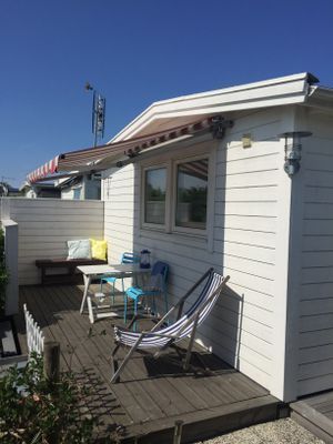 Fräsch fin badstuga på populära Skrea Strand