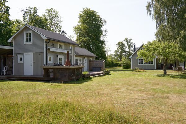 Hyr denna stuga i  på 50 m². 6 sängplatser. 5 500 - 8 000 kr per vecka. Se bilder och tillgänglighet här.