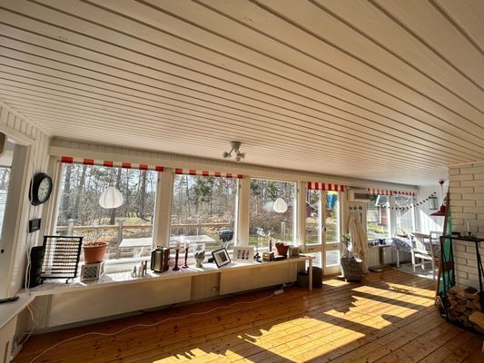 Hyr denna stuga i  på 65 m². 4 sängplatser. 8 000 - 10 000 kr per vecka. Se bilder och tillgänglighet här.