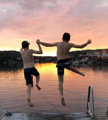 Havet, två meter från med egen brygga. - Bild 16