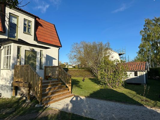Hyr denna stuga i Gotland på 150 m². 6 sängplatser. Pris ej tillgängligt. Se bilder och tillgänglighet här.