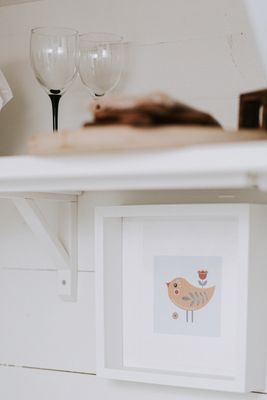 Charmigt rött svenskt hus i skogen - Bild 15
