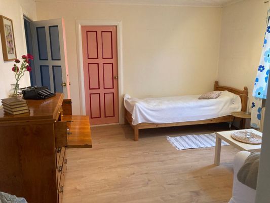 Hyr denna stuga i Vegby på 150 m². 4-6 sängplatser. 7 000 - 8 500 kr per vecka. Se bilder och tillgänglighet här.