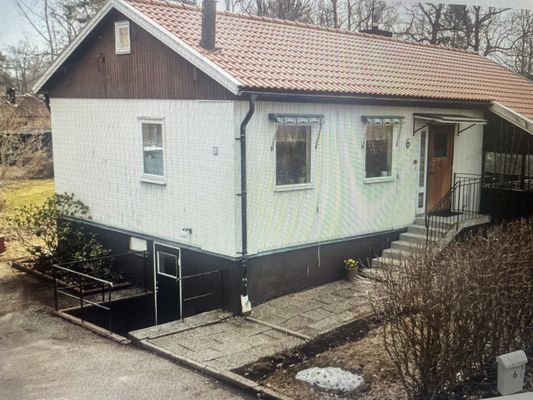 Hyr denna stuga i  på 82 m². 3 sängplatser. 9 500 - 10 000 kr per vecka. Se bilder och tillgänglighet här.
