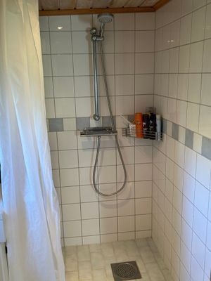 Hyr denna stuga i Lärbro på 70 m². 6 sängplatser. 3 000 - 5 000 kr per vecka. Se bilder och tillgänglighet här.