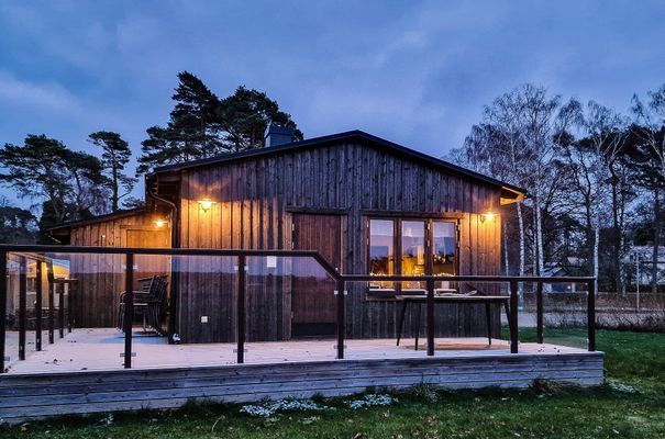 Hyr denna stuga i  på 40 m². 4 sängplatser. Från 4 500 kr per vecka. Se bilder och tillgänglighet här.