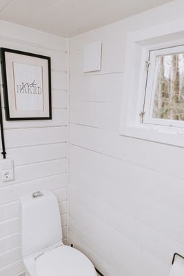 Charmigt rött svenskt hus i skogen - Bild 33